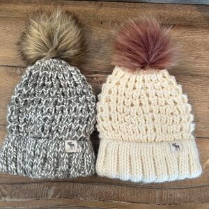 ABERCROMBIE KIDS Cable Knit hats 
Girls one size 
Faux Fur Pom on top